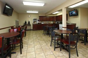 A kitchen or kitchenette at New Victorian Inn & Suites Kearney