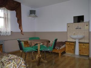 ポロニンにあるDom Wczasowy Jesionkówkaのベッドルーム(テーブル、椅子、ベッド付)