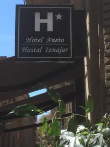 Un cartello per un idiota dell'ospedale appeso a un edificio di Hotel Aneto a Barcellona