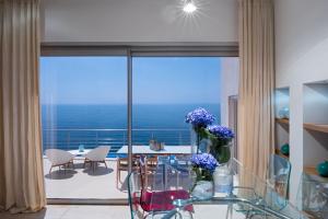 a dining room with a view of the ocean at Villa Mar Azul in Salema
