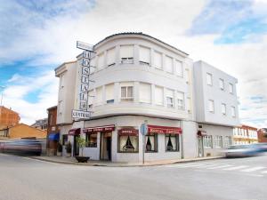 Zdjęcie z galerii obiektu Hostal Restaurante Central w mieście La Virgen del Camino