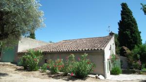 a small house with flowers in the yard at L'Estagnol in Le Castellet