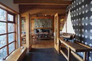 sala de estar con bancos y chimenea en Hotel Puelche, en Puerto Varas