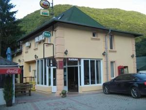 a building with a car parked in front of it at SOBE za izdavanje BLEF in Ovčar Banja