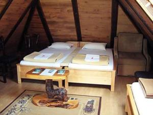 um quarto com duas camas e uma mesa com uma estátua em SOBE za izdavanje BLEF em Ovcar Banja
