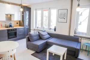 a living room with a couch and a table at Apartament Skwer Kosciuszki Gdynia Parking!! in Gdynia