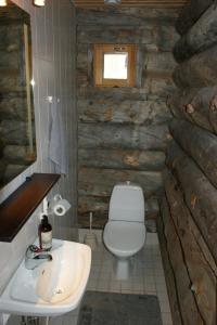 ルカにあるRuka Kiehinenのバスルーム(トイレ、洗面台付)