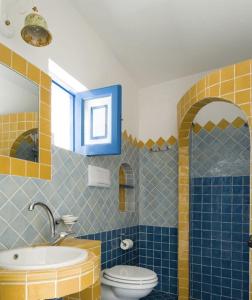 La salle de bains est pourvue d'un lavabo et de toilettes. dans l'établissement Hotel Girasole, à Panarea