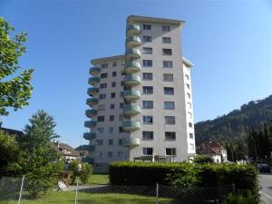 ein hohes weißes Gebäude vor einem Gebäude in der Unterkunft Ferienwohnung Viers in Bregenz