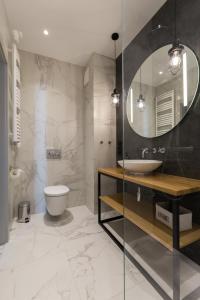 グダニスクにあるBrabank Apartments by Apartmoreのバスルーム(洗面台、トイレ、鏡付)