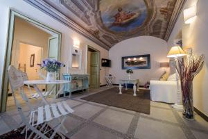 a living room with a couch and a ceiling at Il Sogno Maison de Charme in Chiavari
