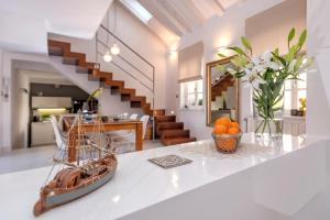 ein Modelboot auf einer Theke im Wohnzimmer in der Unterkunft Luxury Apartment Bifora in Hvar