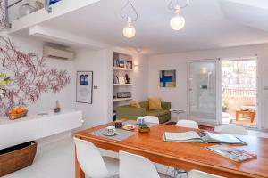 ein Esszimmer und ein Wohnzimmer mit Tisch und Stühlen in der Unterkunft Luxury Apartment Bifora in Hvar