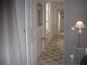 pasillo con puerta blanca y suelo en La Maison de Papé en Combas