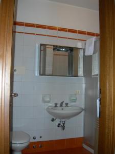 bagno con lavandino e servizi igienici di Residence Antica Fonte a Boario Terme