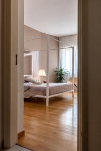 ein Schlafzimmer mit einem Bett in der Mitte eines Zimmers in der Unterkunft Dimore Romano in Lecce