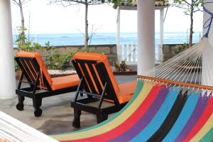 2 sillas y una hamaca en un porche con la playa en Sunset Waves House en San Diego
