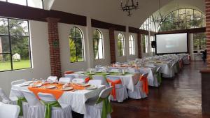 A restaurant or other place to eat at Hotel Finca Las Bovedas