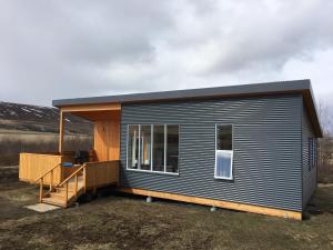 Byggingin sem sumarhúsið er í