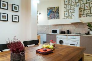 una cocina con una mesa de madera con fruta. en Guest house Maison 21 en Plovdiv