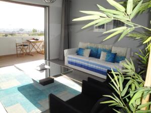 sala de estar con sofá y mesa de cristal en Deluxe Apart Ocean Beauty, en Portimão
