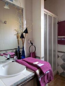 A bathroom at Apartamentos Rurales Azabal