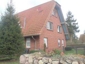 a red brick house with a red roof at Tor zum Darss in Pruchten