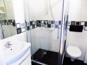 a bathroom with a shower and a toilet and a sink at City Central Hostel - Pokoje prywatne in Wrocław +50 photos