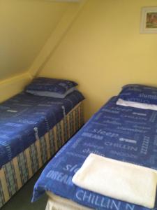 ウェイマスにあるSailors Return Weymouthのベッド2台が隣同士に設置された部屋です。