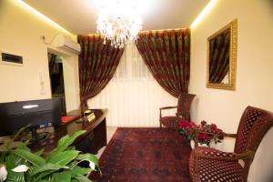 TV a/nebo společenská místnost v ubytování Vila Tako - Hotel + 22 fotografií