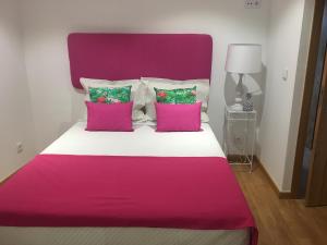 Een bed of bedden in een kamer bij Shabby Chic Bairro Alto 3