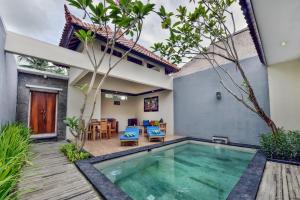 une villa avec une piscine et une maison dans l'établissement Yoga Ubud Private Pool Villa, à Ubud