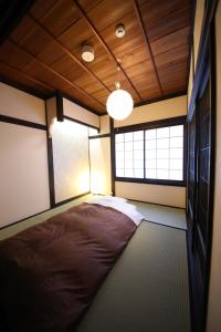 高山市にあるUtateiのベッドルーム1室(窓2つ付)