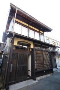 un edificio con una puerta delante de él en Utatei, en Takayama