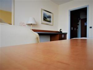 um quarto com uma mesa, uma cadeira e uma secretária em Haus Vier Jahreszeiten am See HS 581 em Goslar