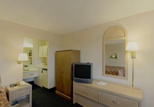A television and/or entertainment centre at Americas Best Value Inn & Suites in Murfreesboro