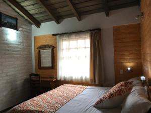 1 dormitorio con cama y ventana en Hotel y Hosteria Natabuela, en Natabuela