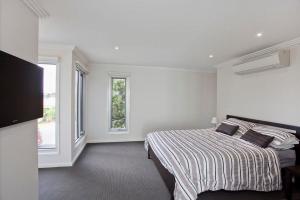 Кровать или кровати в номере Whitewater Apartment 101