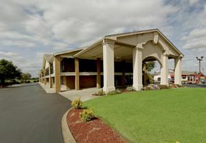 Americas Best Value Inn & Suites in Murfreesboro في مورفريسبورو: مبنى أمامه حديقة خضراء