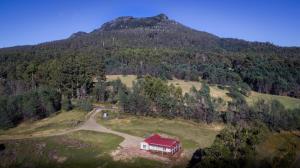 una casa su una collina di fronte a una montagna di Mountain Blue Guest House a Deloraine Altre 17 foto