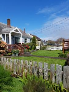 a wooden fence in front of a house at Guesthouse Cannon Beach in Cannon Beach