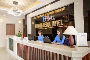 two women sitting at a counter in a honey spoon hotel at HalongSeoul Hotel in Ha Long