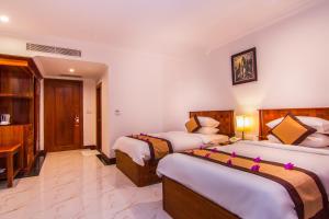 Glorious Hotel客房内的一张或多张床位