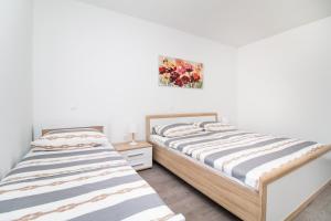 2 Betten in einem Zimmer mit weißen Wänden in der Unterkunft Apartment Split4me in Split