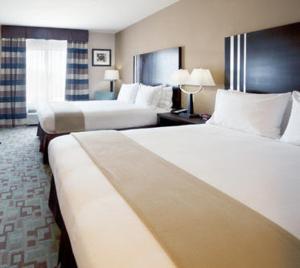 Een bed of bedden in een kamer bij Holiday Inn Express Hotel & Suites Houston NW Beltway 8-West Road, an IHG Hotel