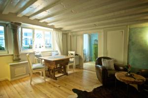 een woonkamer met een tafel en stoelen bij Feriendomizil "Zum Grauen Wolf" in Lindau