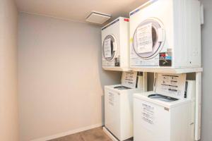 さいたま市にあるStay Inn Will URAWAのランドリールームの洗濯機と乾燥機2台 +12枚の写真