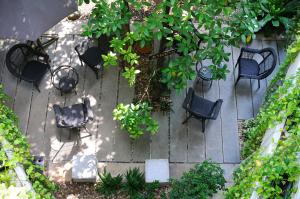 an overhead view of a patio with chairs and plants at Kasemsarn Hotel Chanthaburi in Chanthaburi