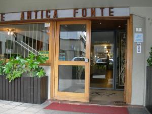 - l'accès à un restaurant doté d'une porte en verre dans l'établissement Residence Antica Fonte, à Darfo Boario Terme