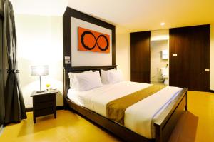 a bedroom with a large bed in a room at Kasemsarn Hotel Chanthaburi in Chanthaburi